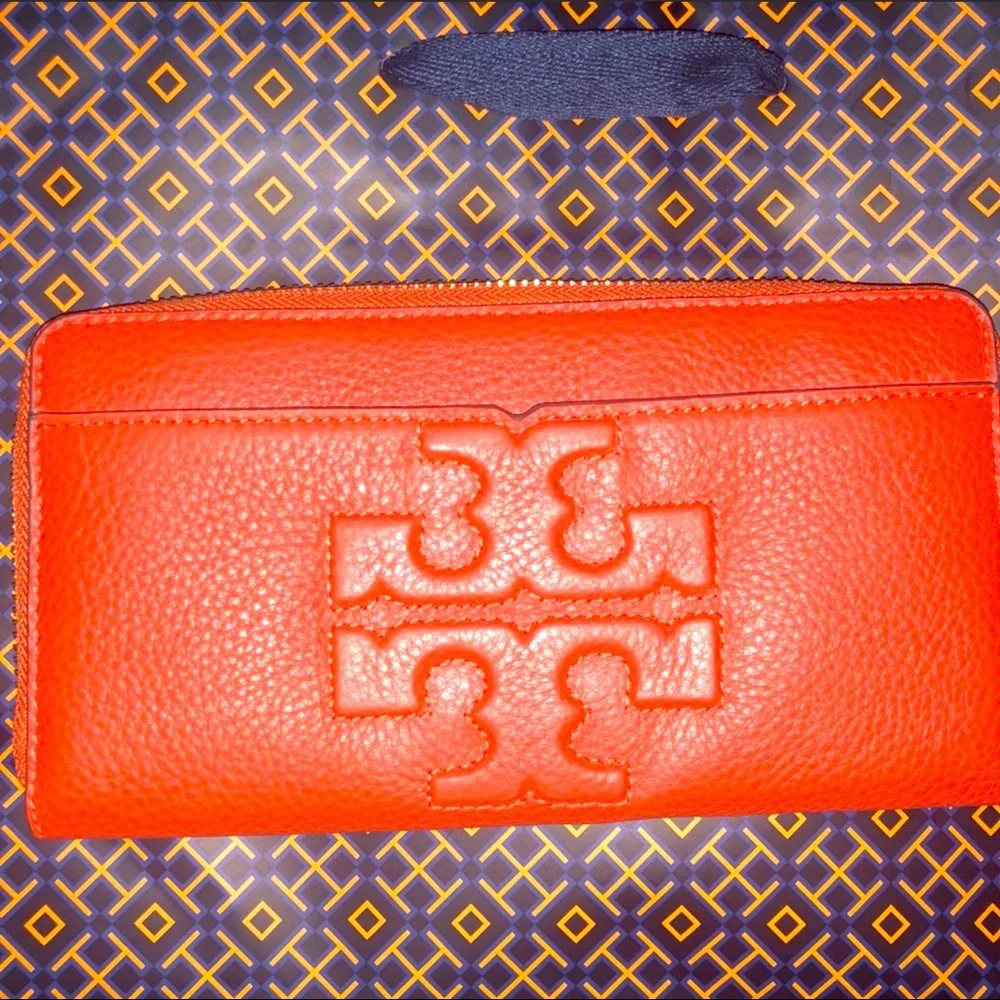 Tory Burch Bombe T Zip continental wallet. Brand New packed never used. - Picture 1 of 3